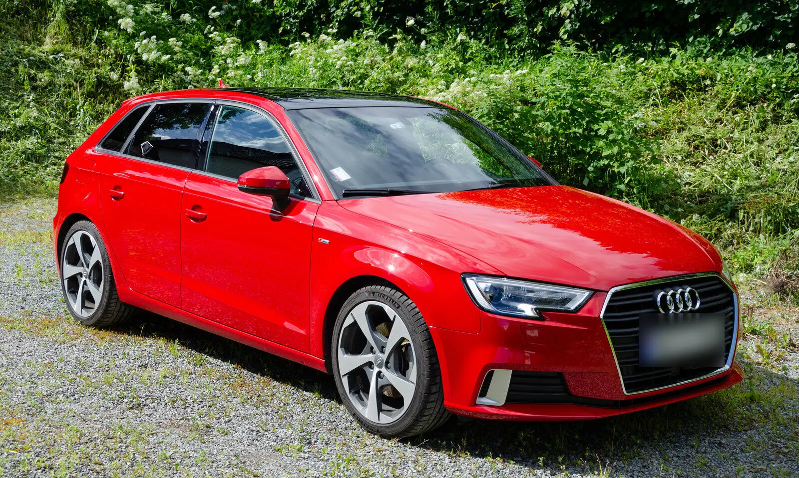 Audi A3 Sportback 8V (facelift, 2017.) u crvenoj boji, pogled sprijeda sa strane