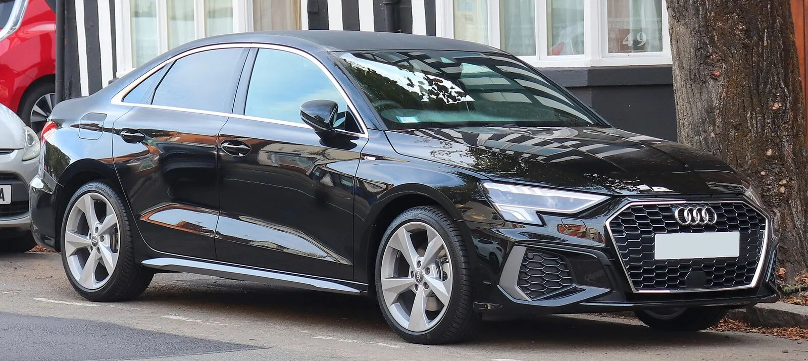 Audi A3 Limousine (8Y) 35 TFSI S line (2020.) u crnoj boji, pogled sprijeda sa strane