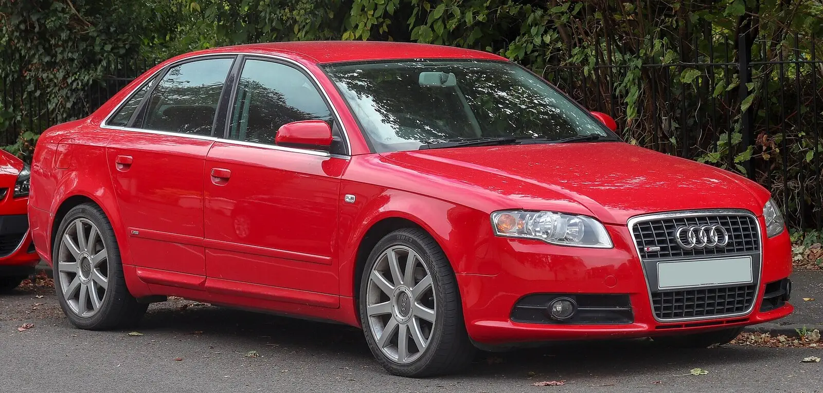 Audi A4 B7 limuzina S line (2005.) u crvenoj boji, pogled sprijeda sa strane