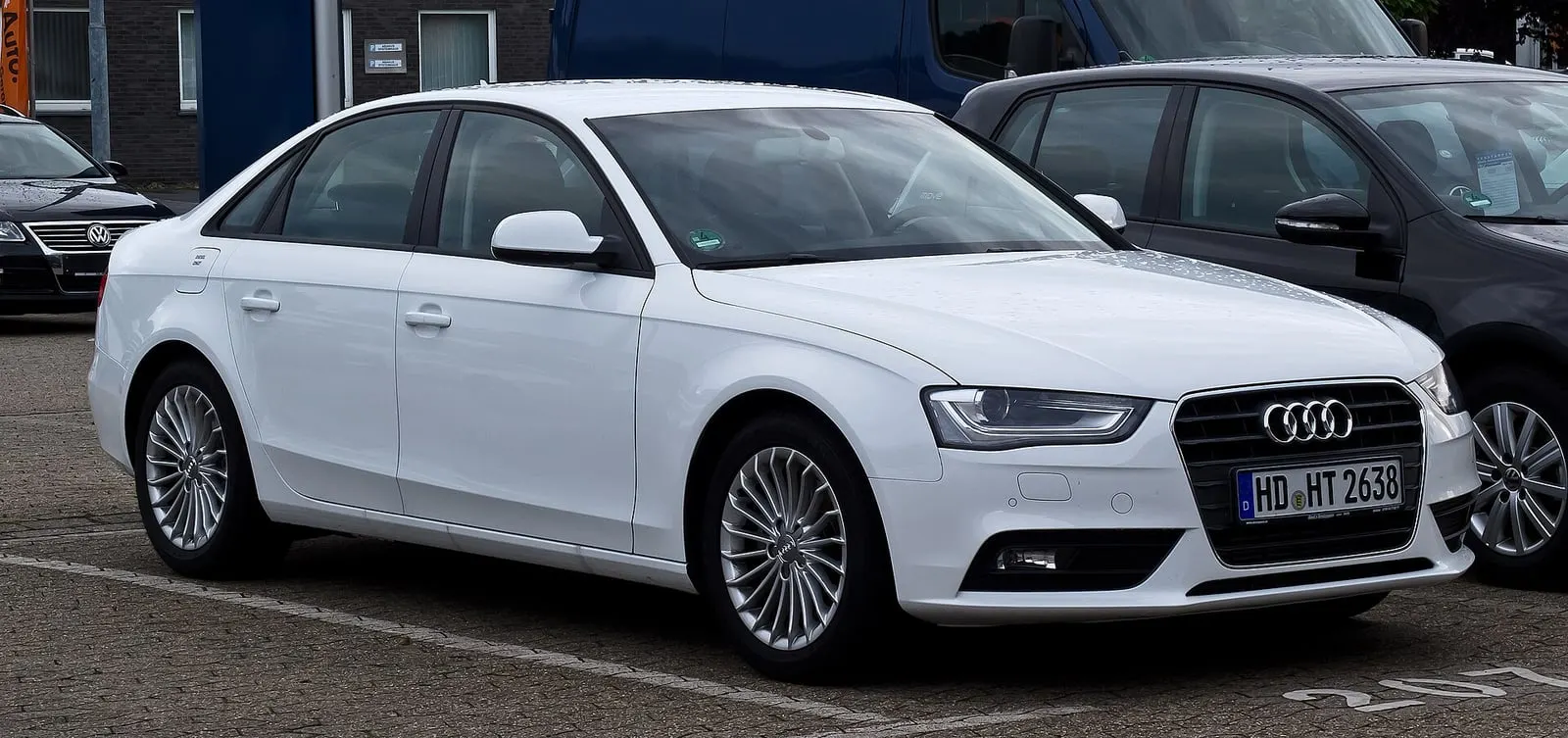 Audi A4 B8 (facelift) limuzina u bijeloj boji, pogled sprijeda sa strane
