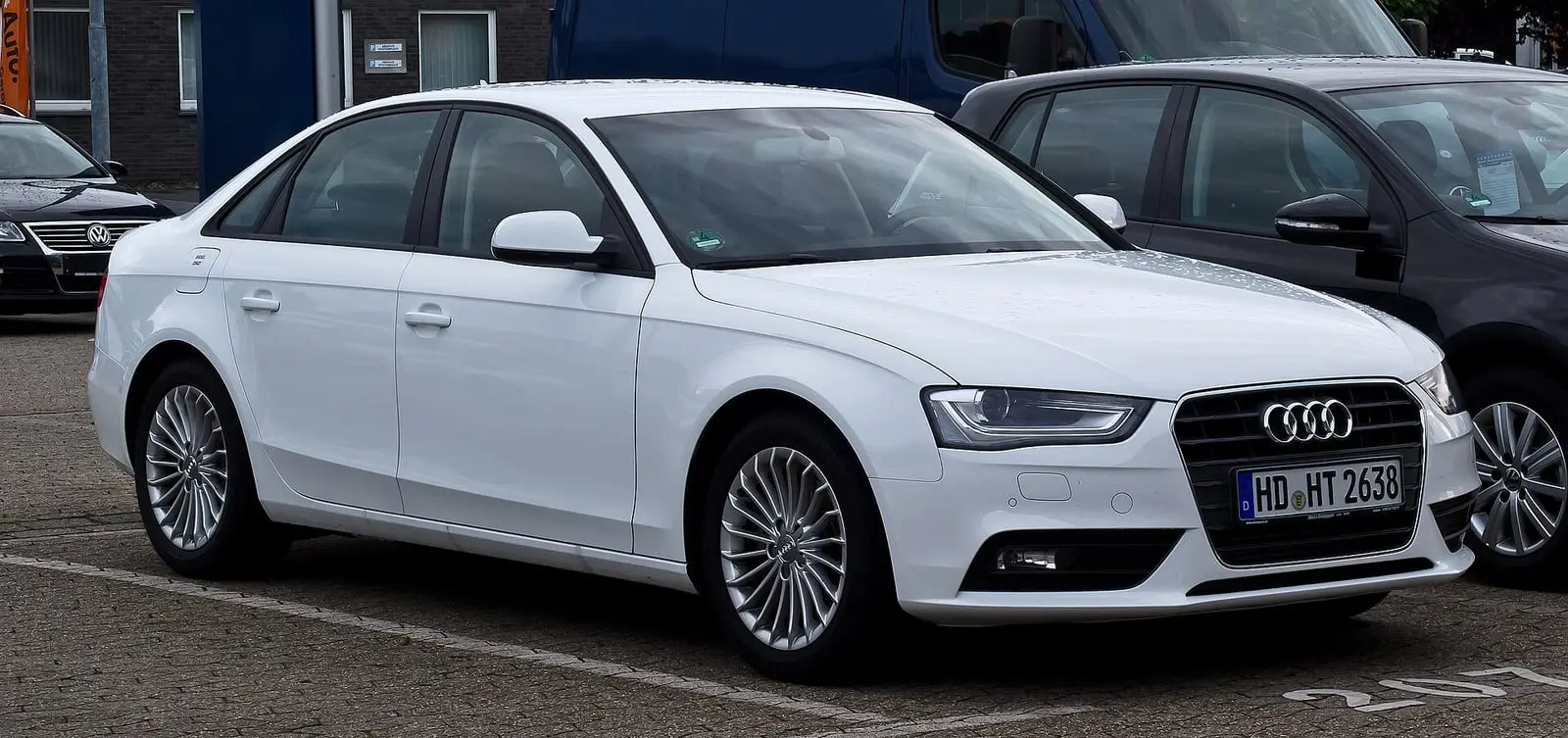 Audi A4 B8 (facelift) limuzina u bijeloj boji, pogled sprijeda sa strane