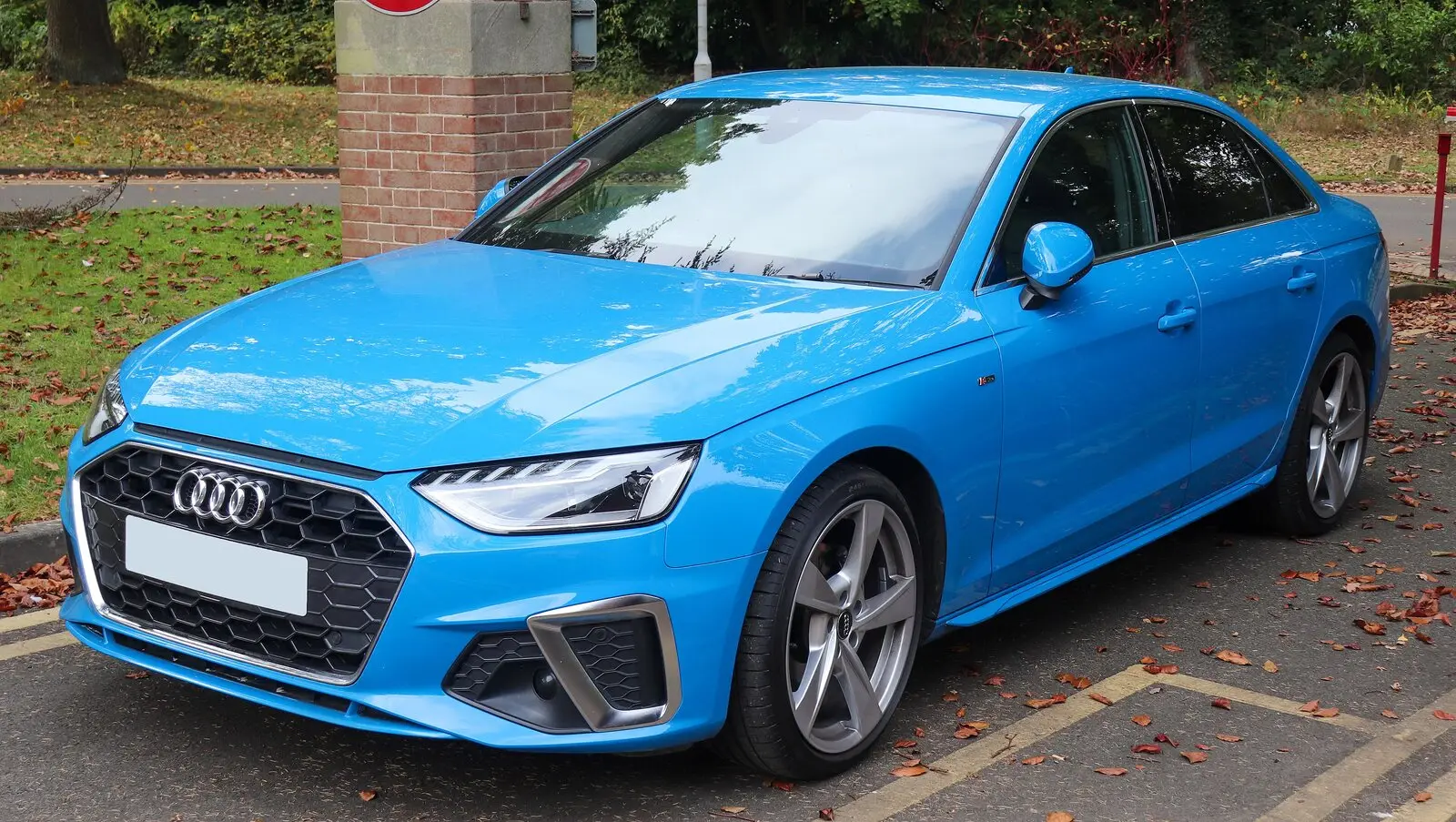 Audi A4 B9 S line limuzina nakon faceliftinga u plavoj boji, pogled sprijeda sa strane