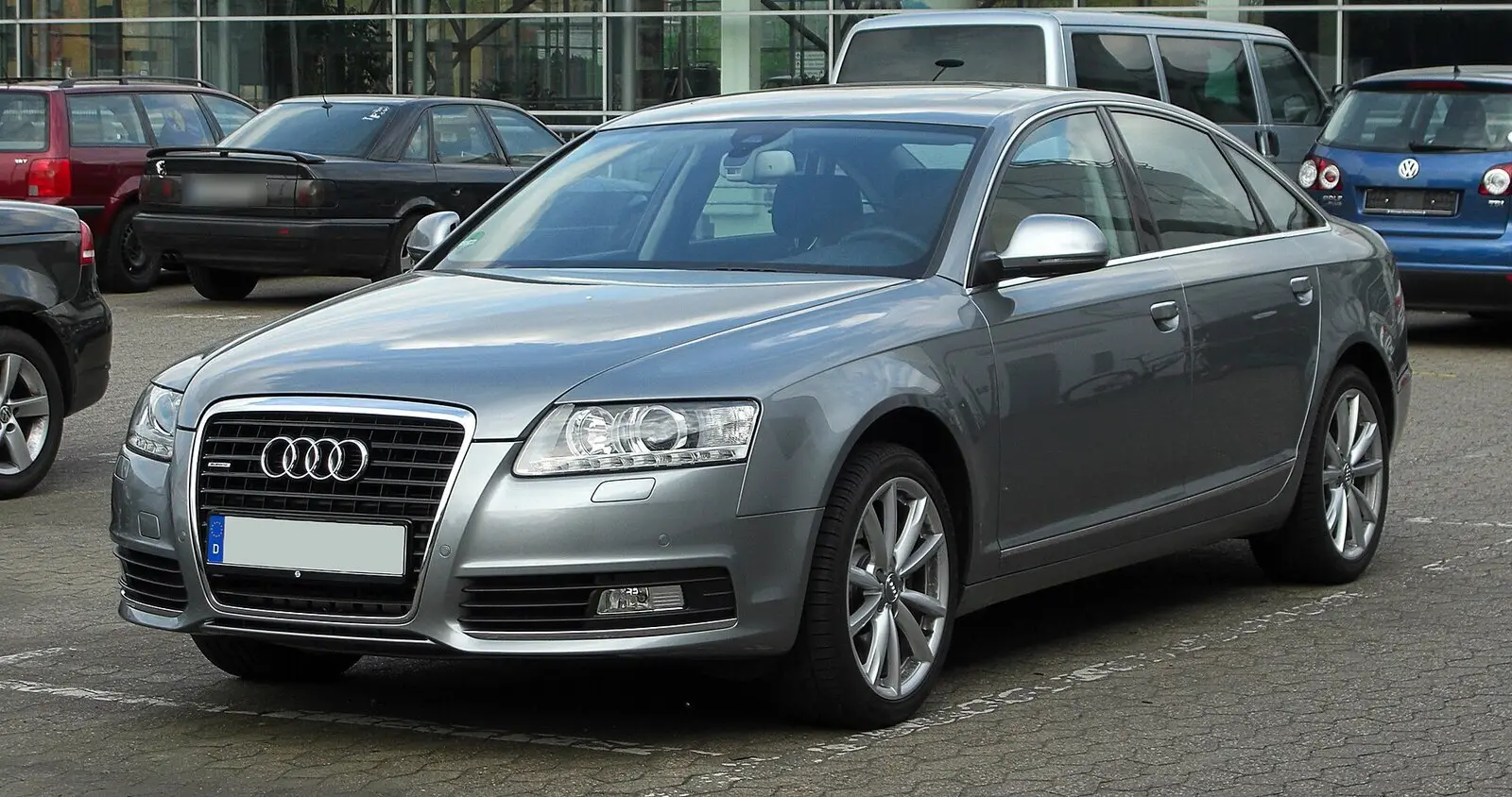 Audi A6 C6 limuzina nakon faceliftinga u sivoj boji, pogled sprijeda sa strane