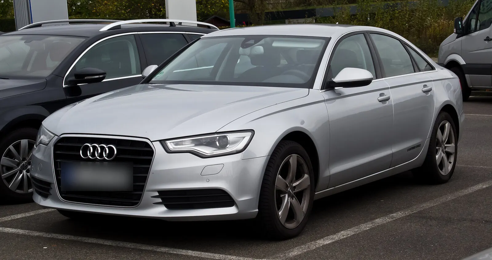 Audi A6 C7 2.0 TDI limuzina u srebrnoj boji, pogled sprijeda sa strane