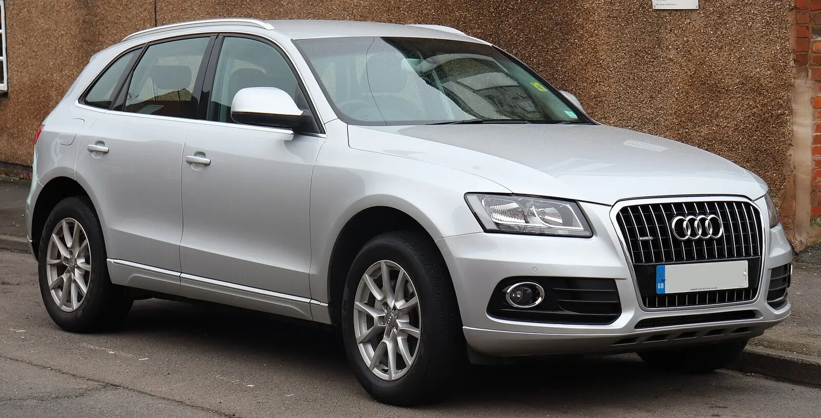 Audi Q5 (8R) nakon faceliftinga u srebrnoj boji, pogled sprijeda sa strane