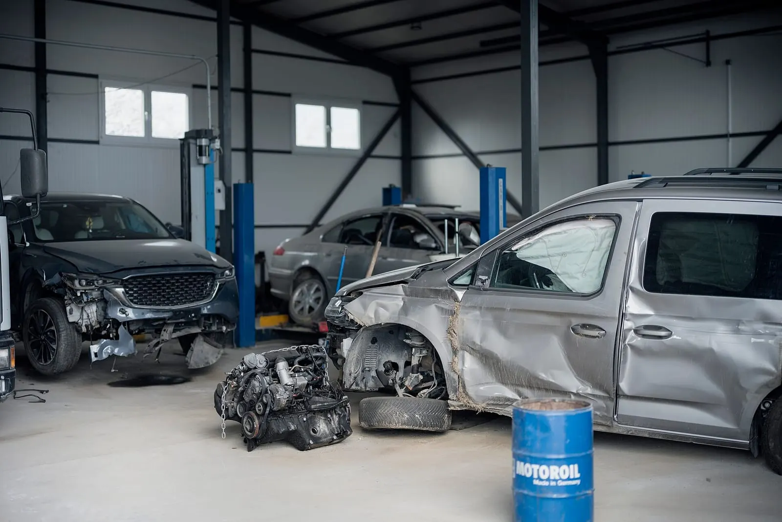 Automobili oštećeni u prometnoj nesreći u autolimarskoj radionici