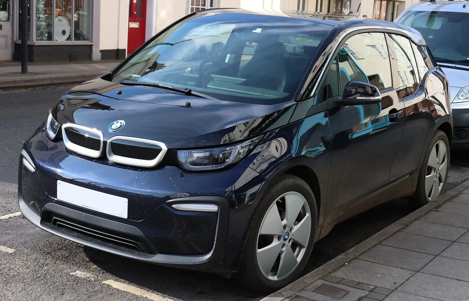 BMW i3 (facelift) u tamnoplavoj boji, pogled sprijeda sa strane