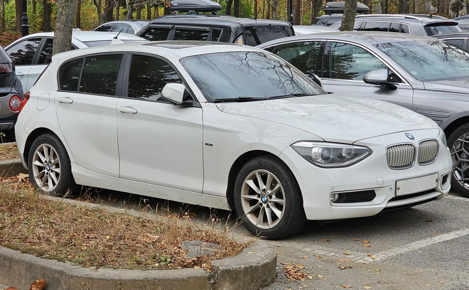 BMW Serija 1 F20 (118d Urban) u bijeloj boji, pogled sprijeda sa strane
