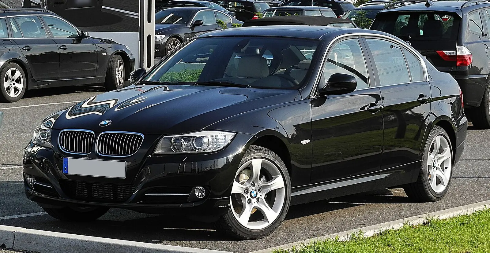 BMW serije 3 E90 limuzina nakon faceliftinga u crnoj boji, pogled sprijeda sa strane