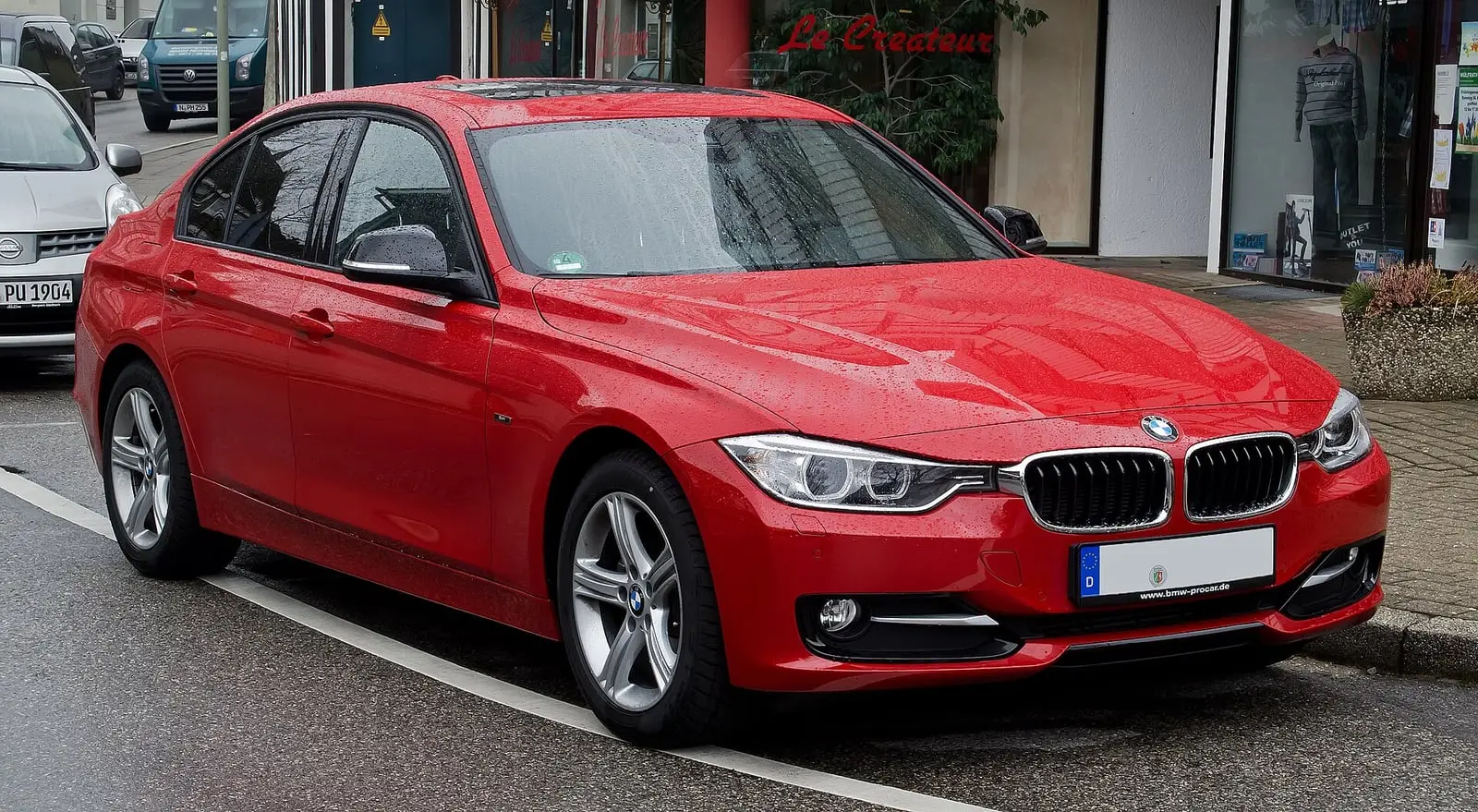 BMW serija 3 (F30) limuzina u crvenoj boji, pogled sprijeda sa strane