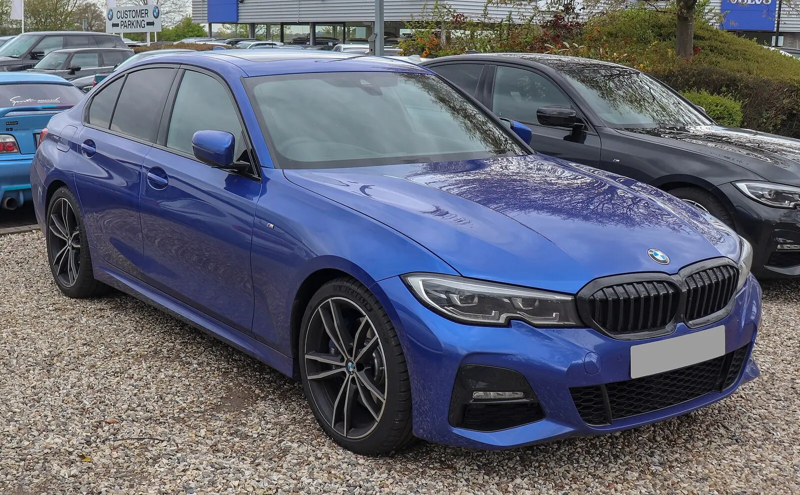 BMW Serije 3 (G20) 330i M Sport (2019.) u plavoj boji, pogled sprijeda sa strane