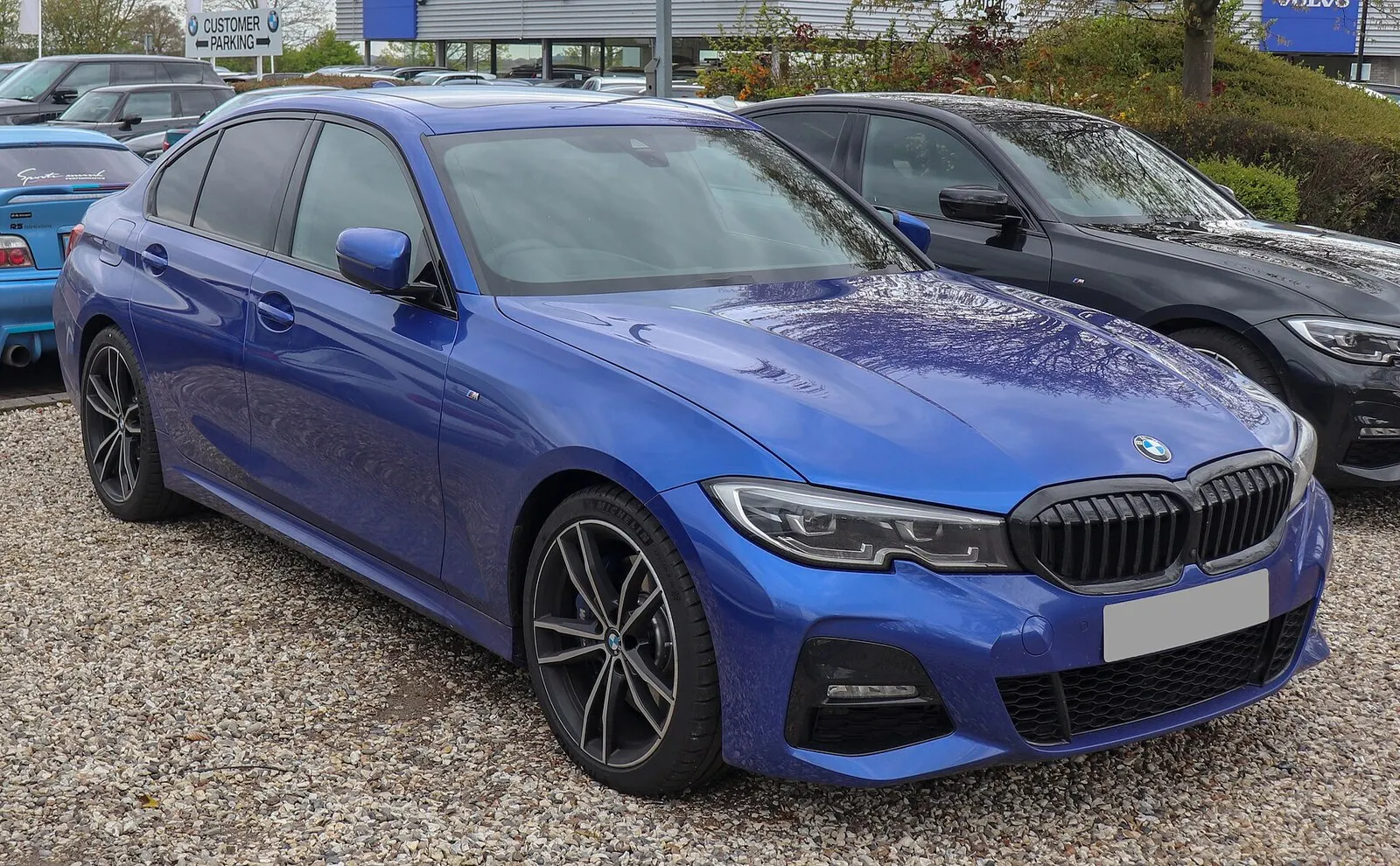 BMW Serije 3 (G20) 330i M Sport (2019.) u plavoj boji, pogled sprijeda sa strane