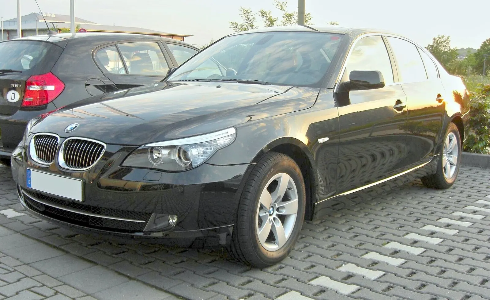 BMW serije 5 E60 limuzina nakon faceliftinga u crnoj boji, pogled sprijeda sa strane