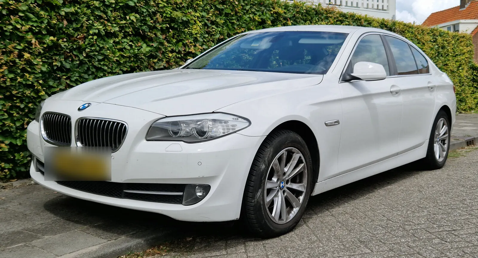 BMW Serija 5 F10 limuzina u bijeloj boji, pogled sprijeda sa strane