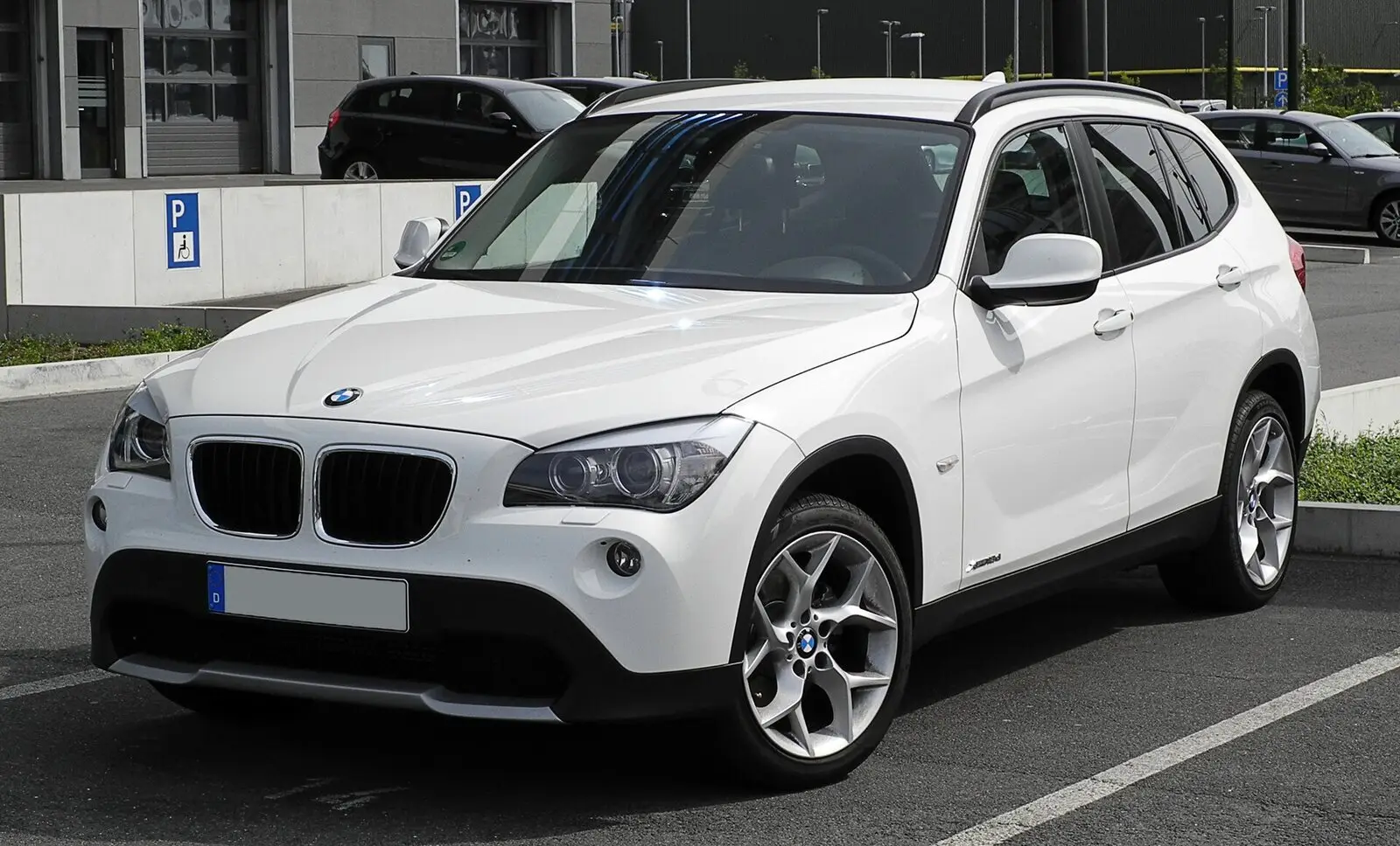 BMW X1 (E84) xDrive18d u bijeloj boji, pogled sprijeda sa strane