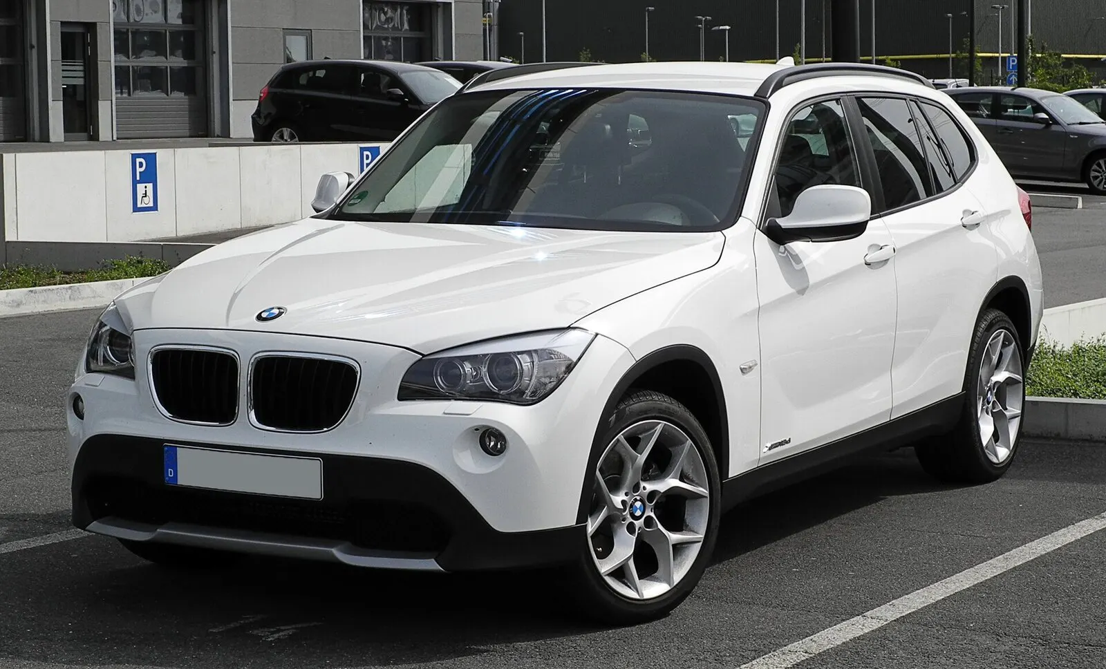 BMW X1 (E84) xDrive18d u bijeloj boji, pogled sprijeda sa strane