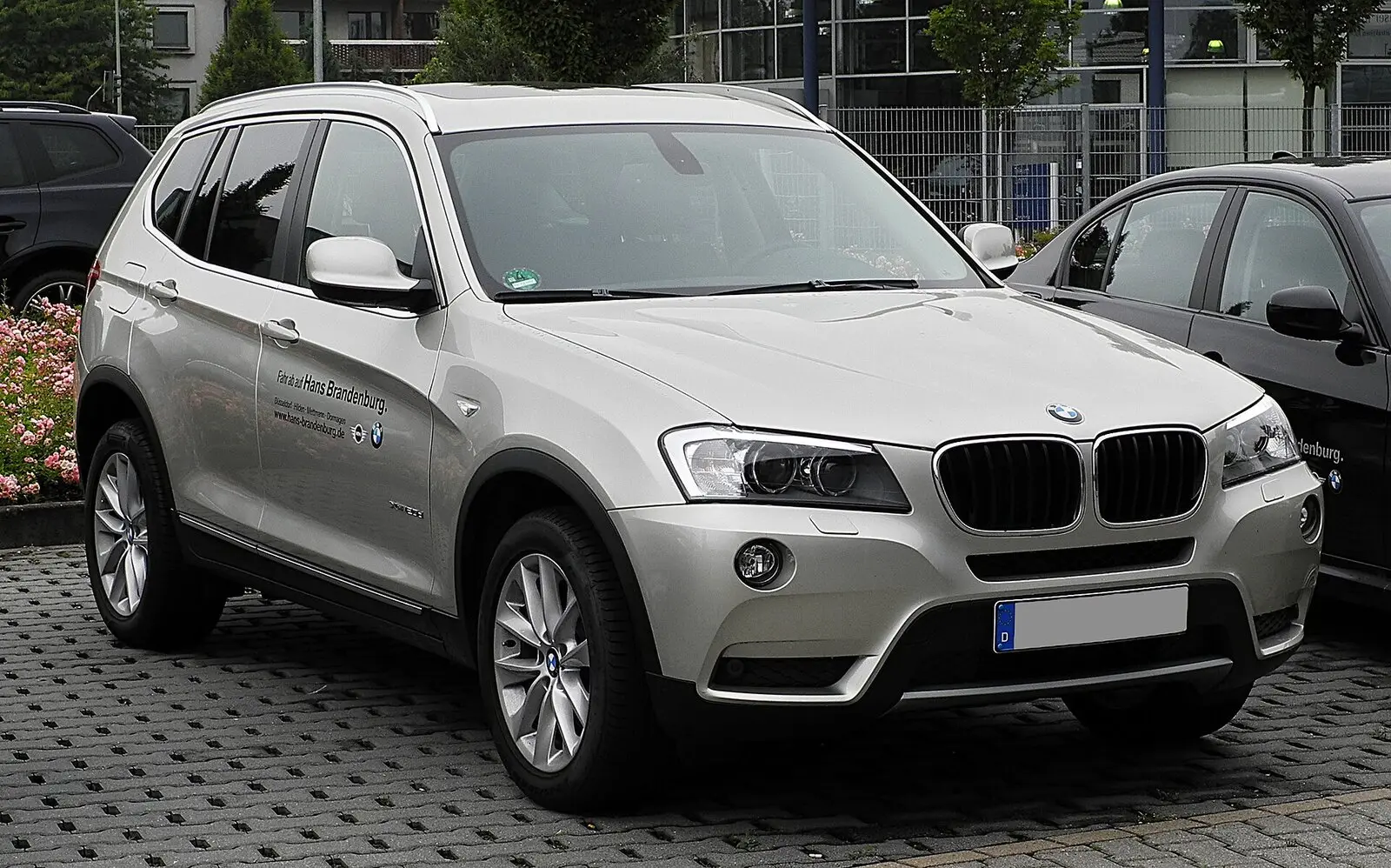 BMW X3 (F25) xDrive20d u svijetloj boji, pogled sprijeda sa strane