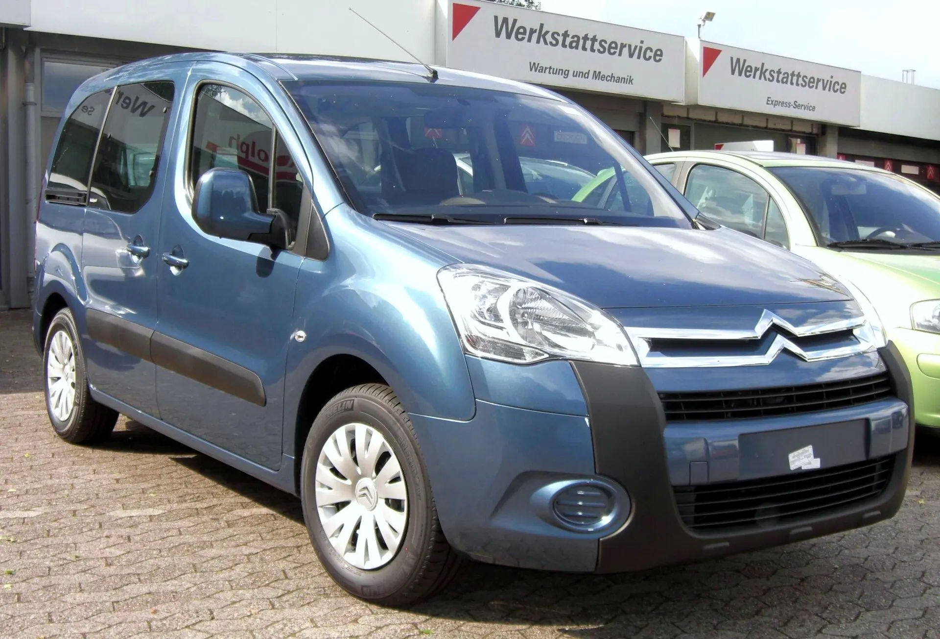 Citroën Berlingo druge generacije (2008.) u plavoj boji, pogled sprijeda sa strane