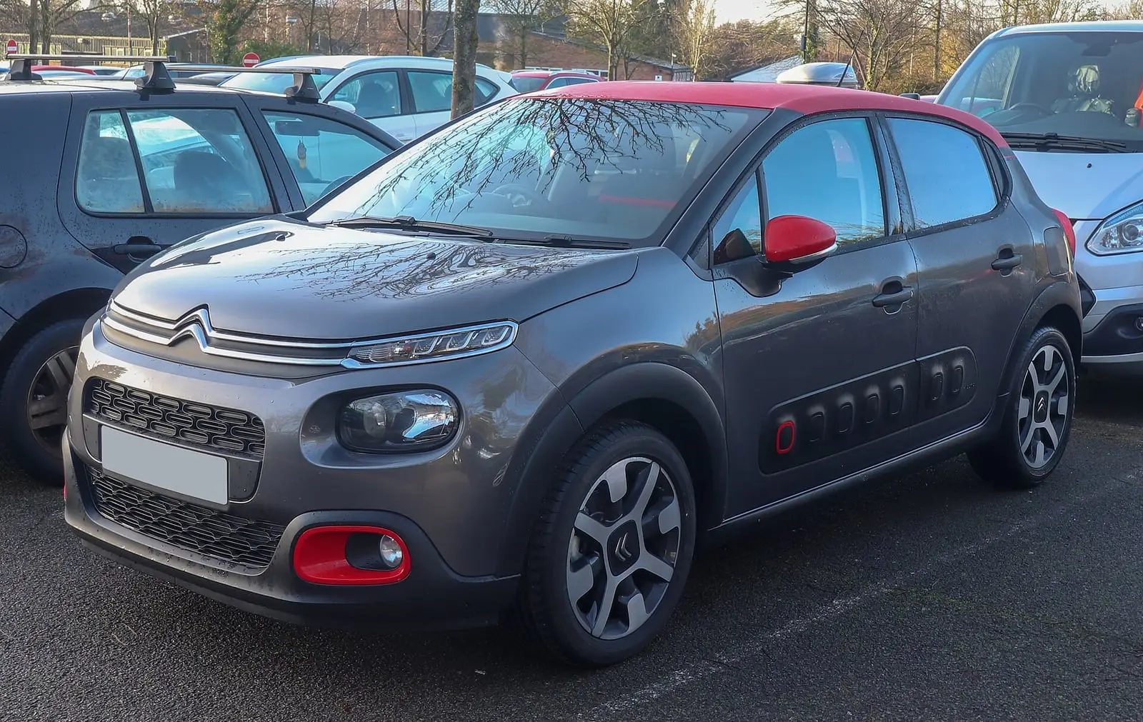 Citroën C3 III u sivoj boji s crvenim krovom, pogled sprijeda sa strane