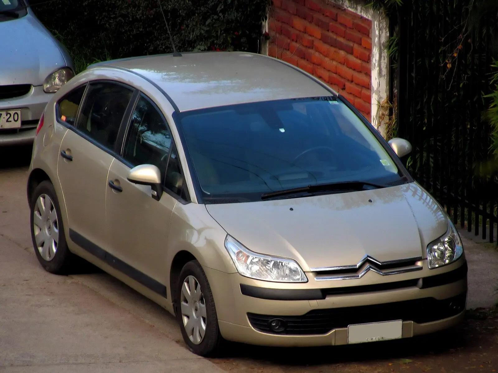 Citroën C4 prve generacije u bež boji, pogled sprijeda sa strane