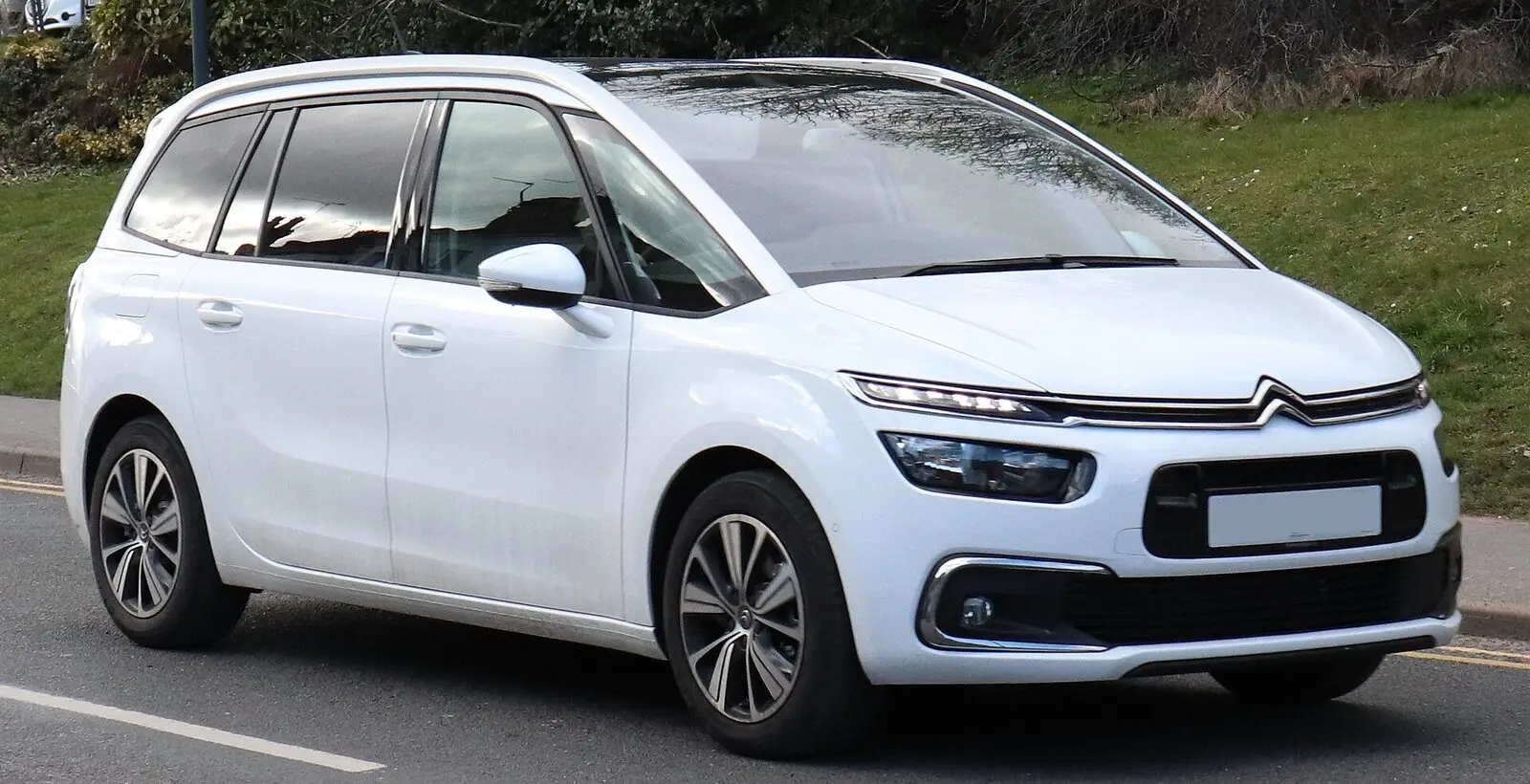 Citroën Grand C4 Picasso II (2017.) u bijeloj boji, pogled sprijeda sa strane