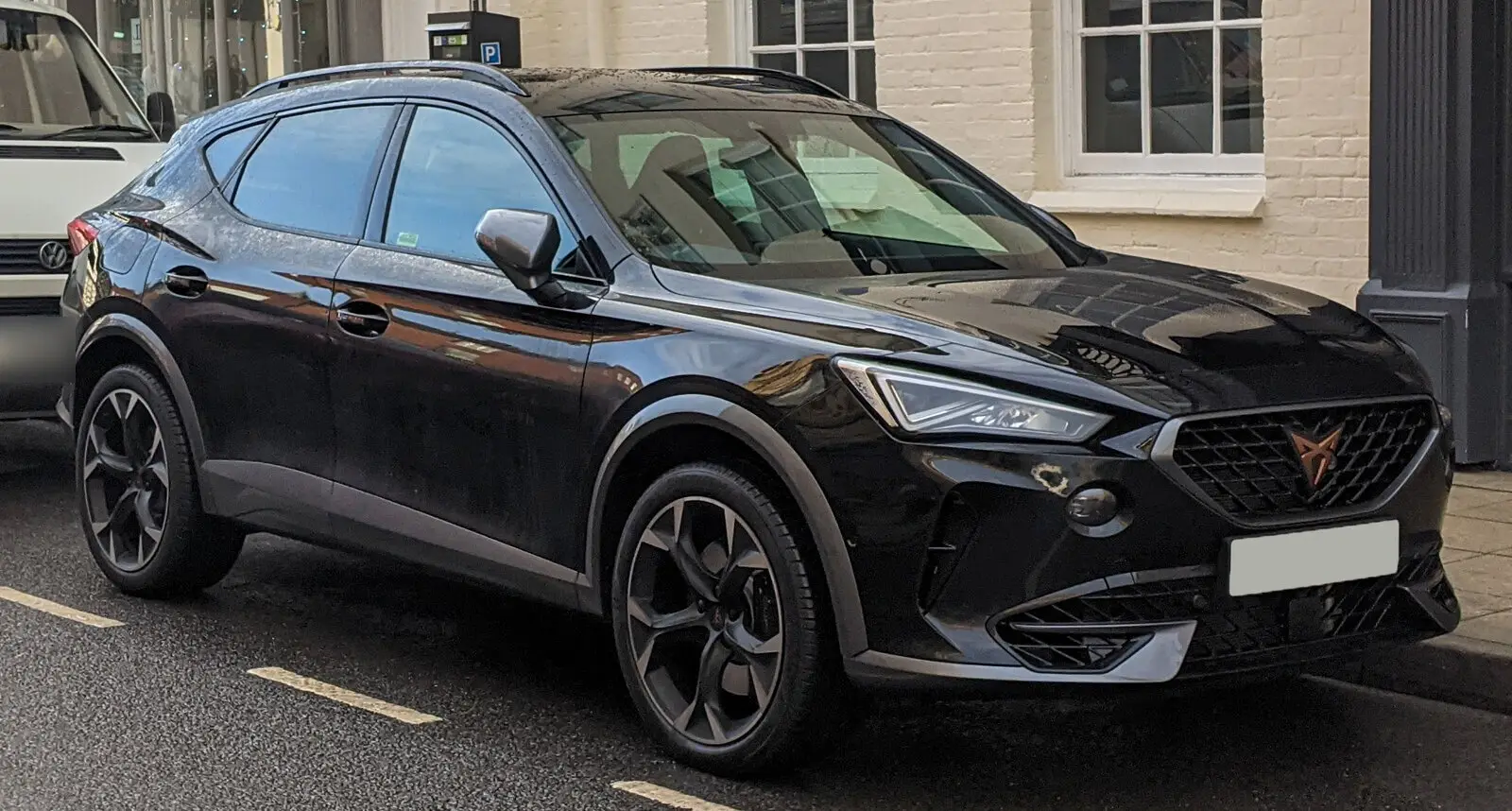Cupra Formentor VZ2 2.0 TSI 4Drive (2020.) u crnoj boji, pogled sprijeda sa strane