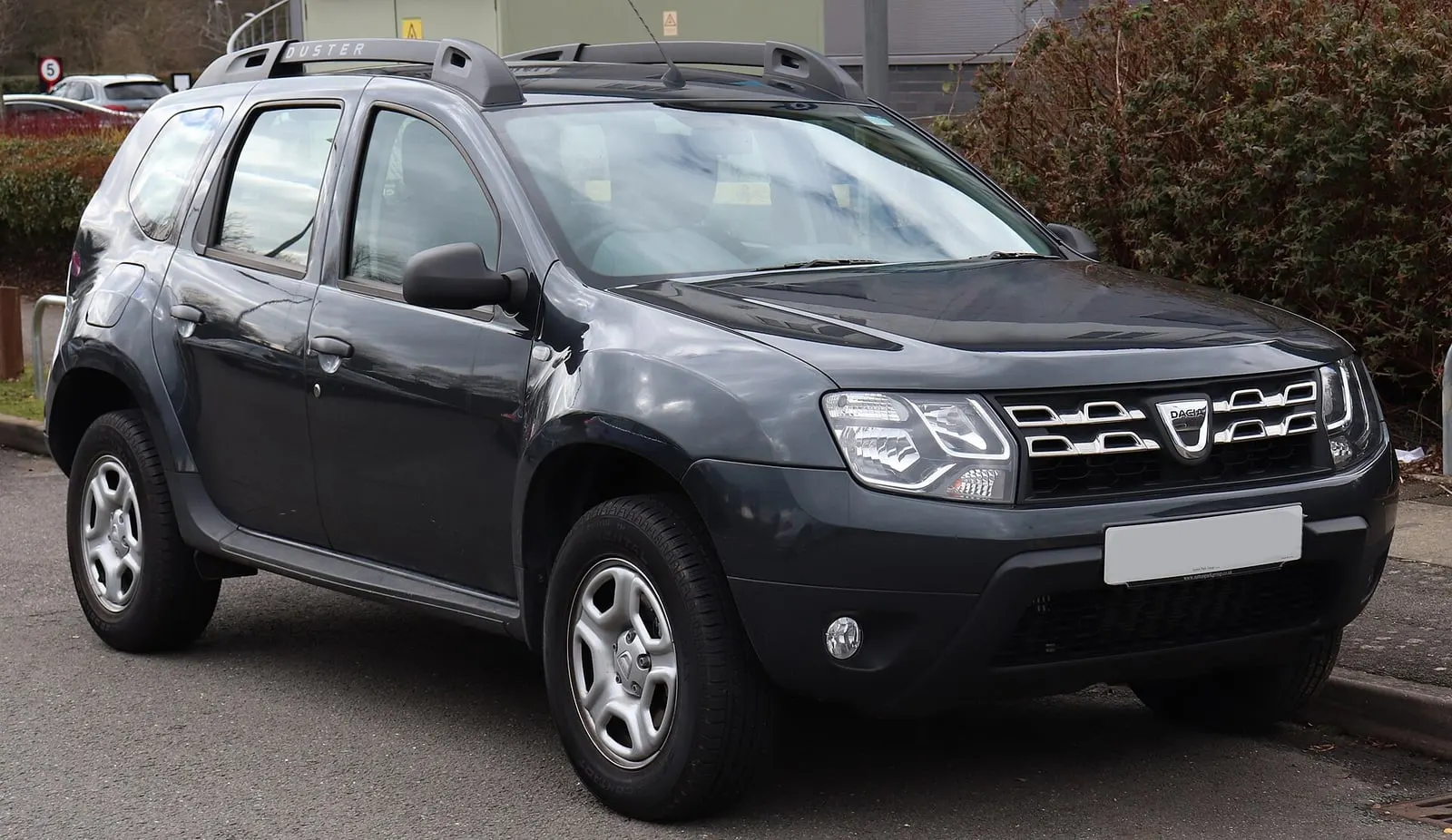 Dacia Duster 1 (facelift) u tamnosivoj boji, pogled sprijeda sa strane