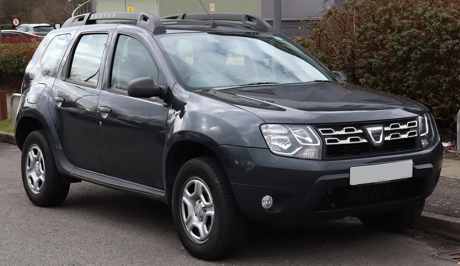 Dacia Duster 1 (facelift) u tamnosivoj boji, pogled sprijeda sa strane