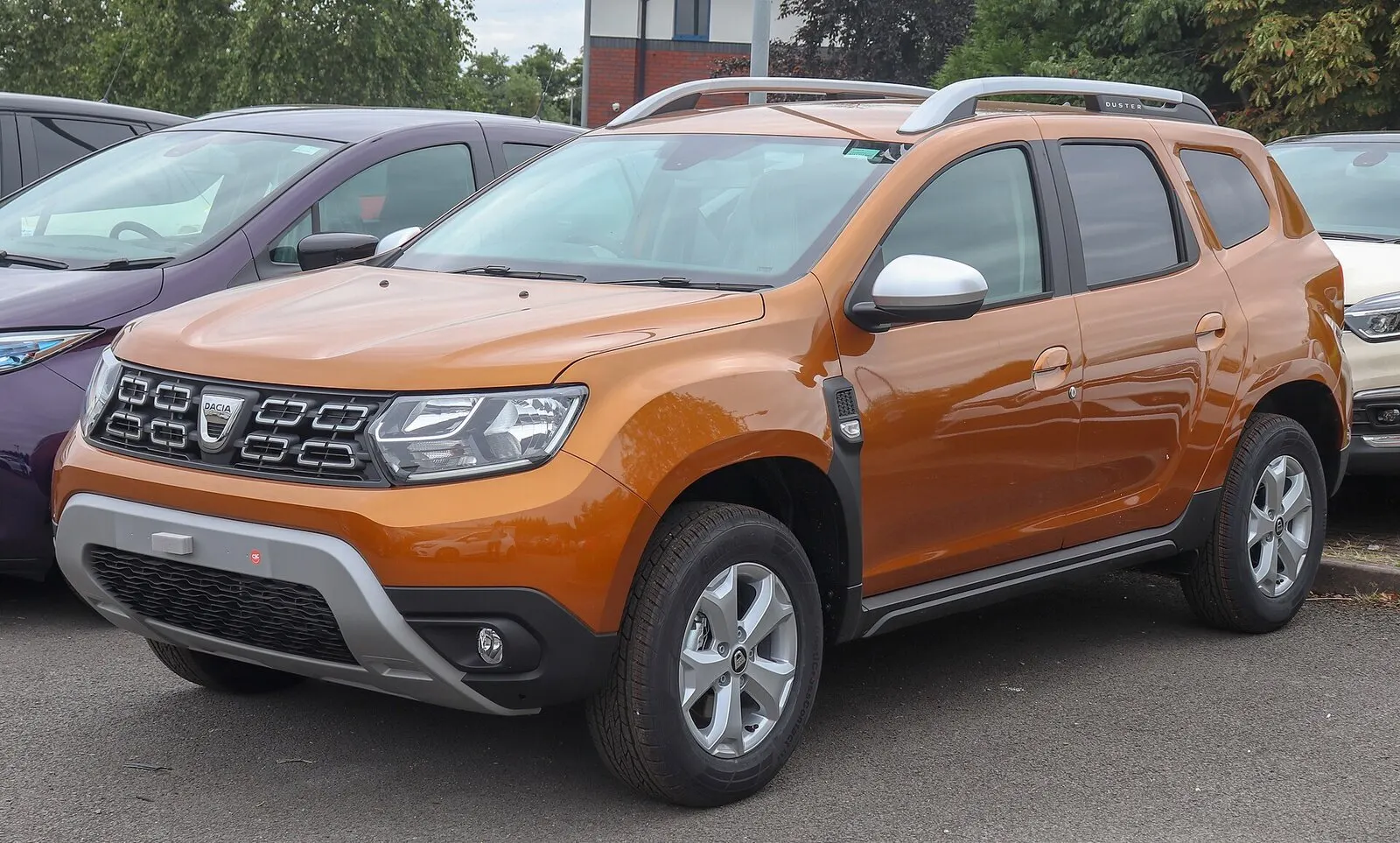 Dacia Duster druge generacije Comfort (2018.) u narančastoj boji, pogled sprijeda sa strane