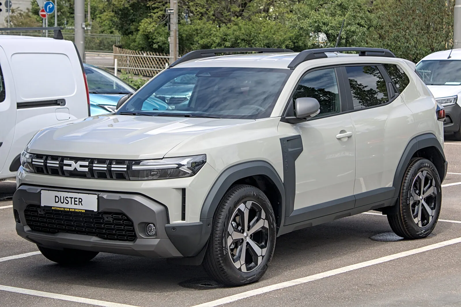 Dacia Duster treće generacije u bež boji, pogled sprijeda sa strane
