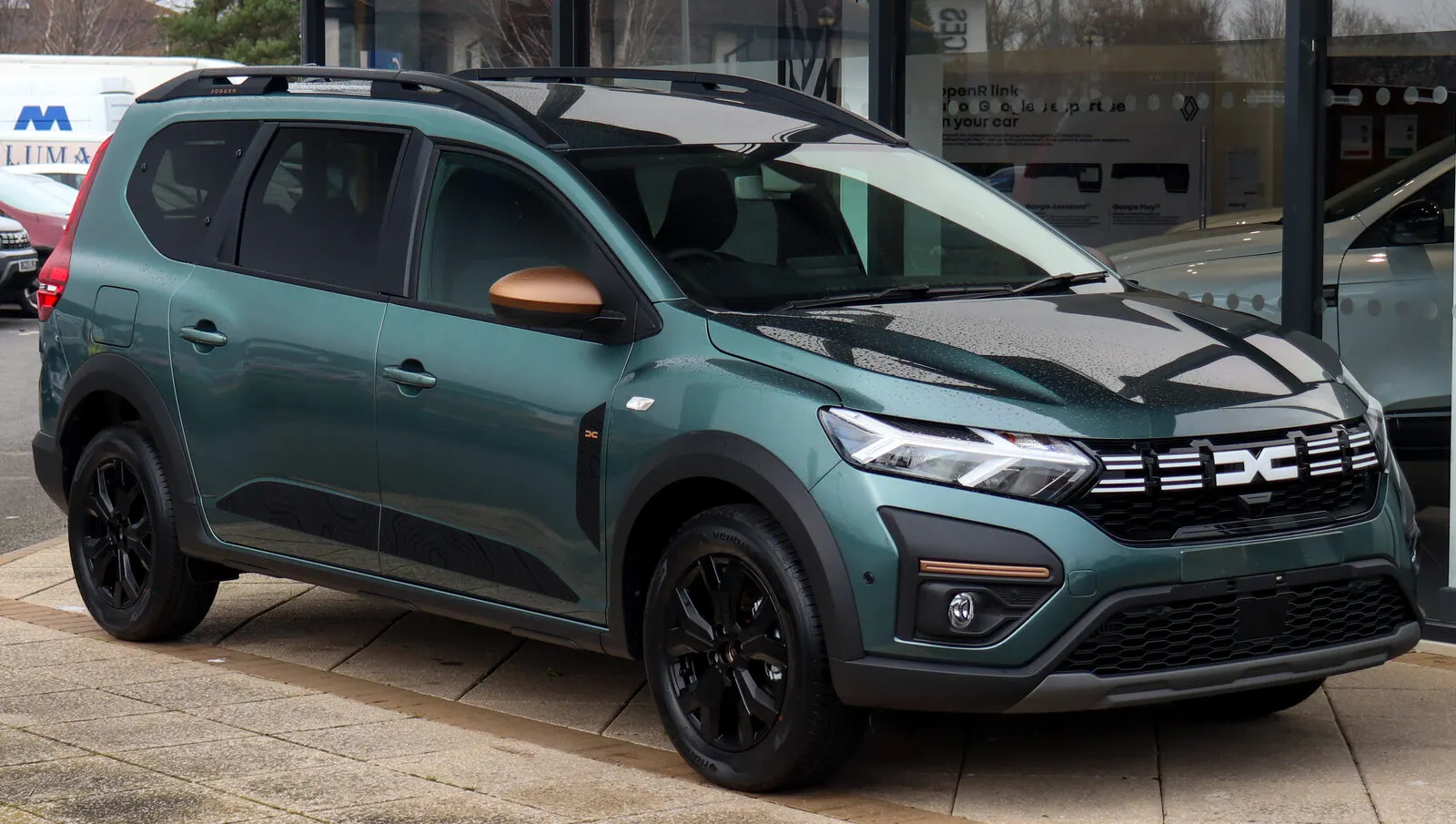 Dacia Jogger Extreme (2024.) u zelenoj boji, pogled sprijeda sa strane