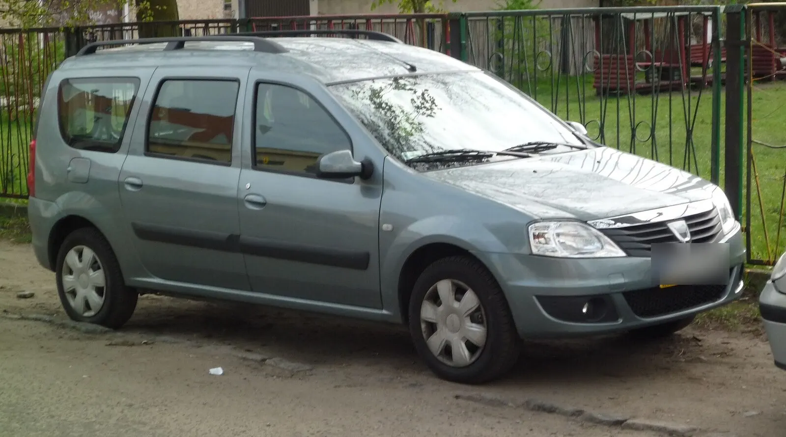Dacia Logan MCV prve generacije nakon faceliftinga u sivozelenoj boji, pogled sprijeda sa strane