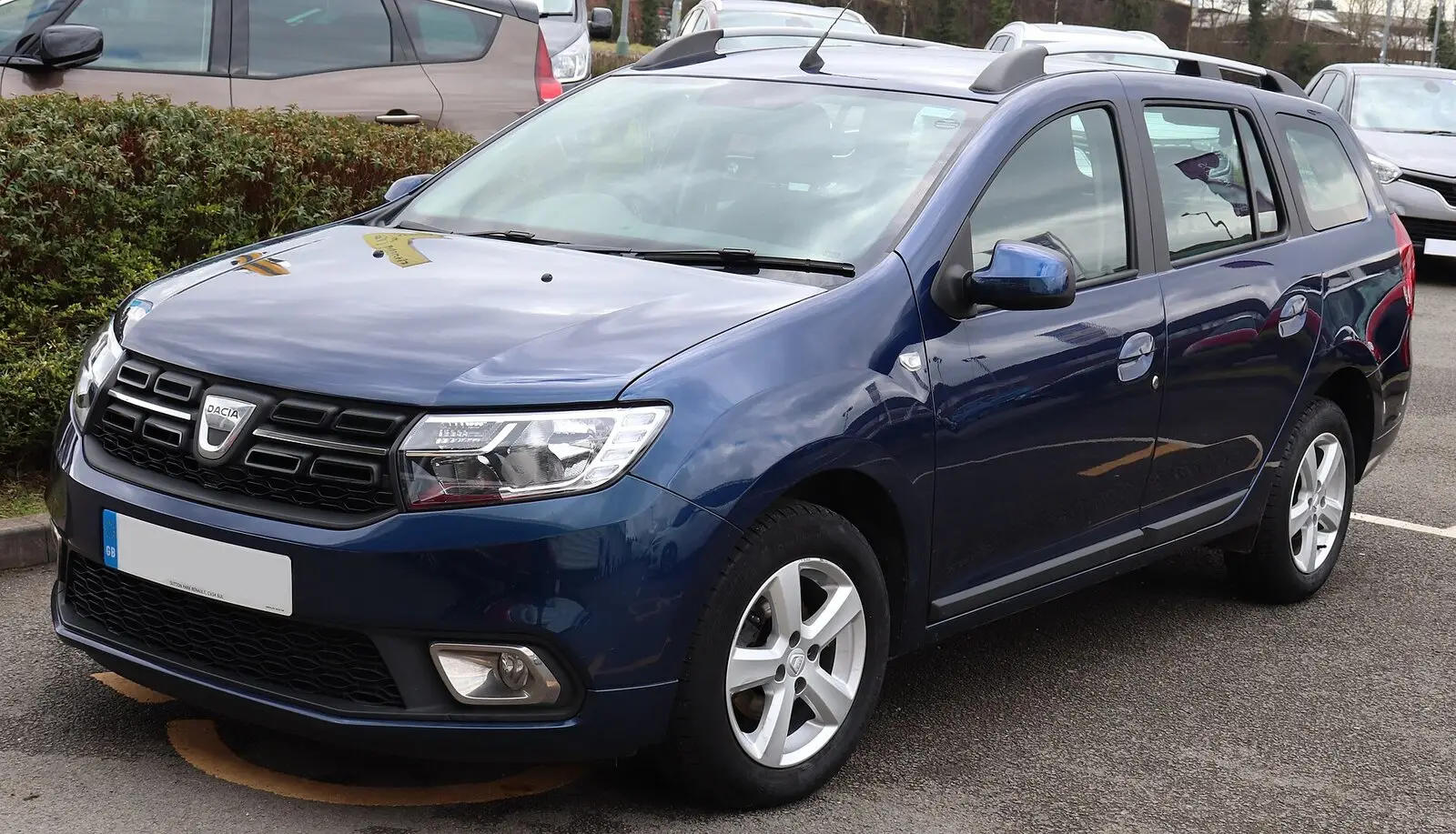 Dacia Logan MCV II (facelift, 2017.) u tamnoplavoj boji, pogled sprijeda sa strane