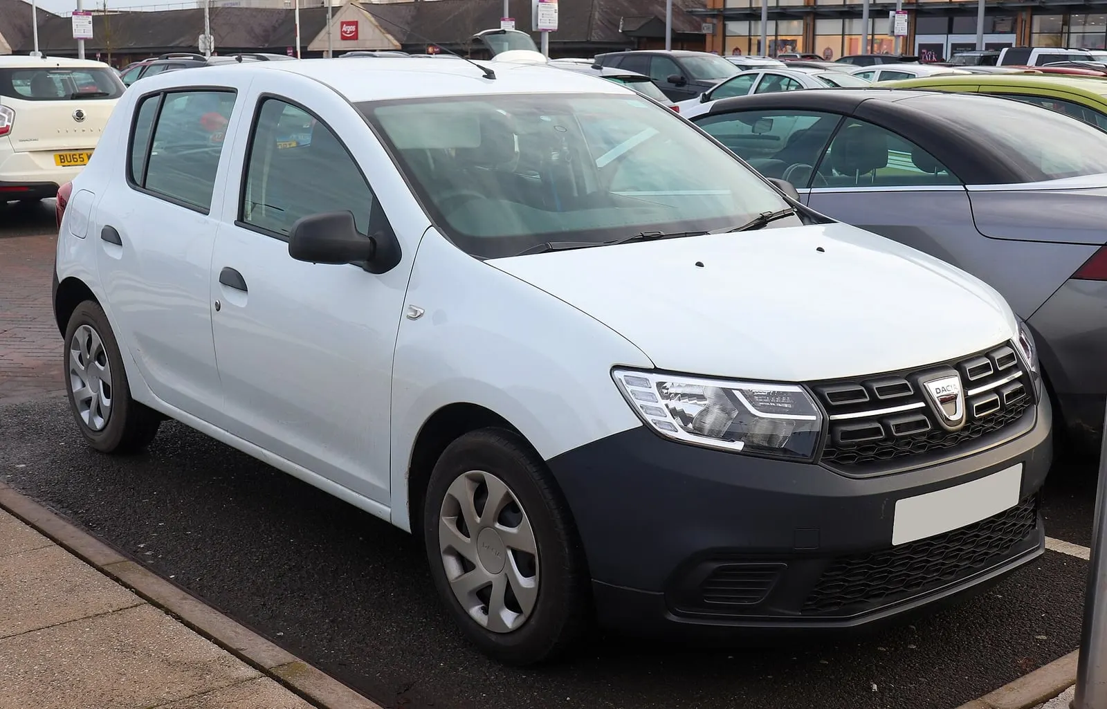 Dacia Sandero 2 (II, facelift) u bijeloj boji, pogled sprijeda sa strane
