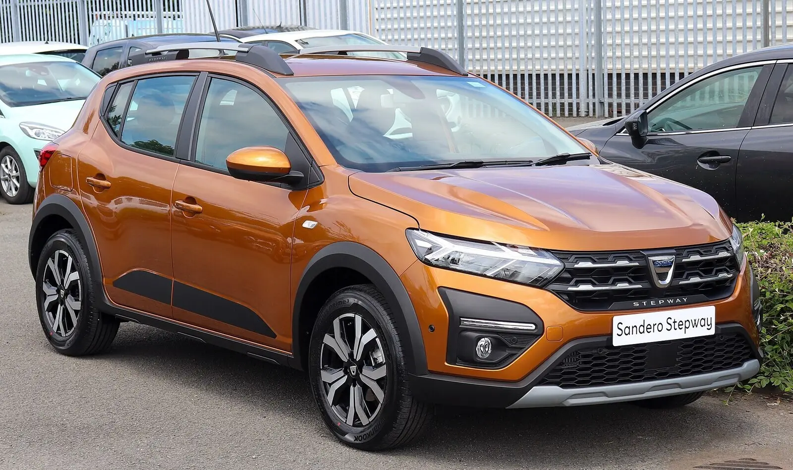 Dacia Sandero Stepway treće generacije (2021.) u narančastoj boji, pogled sprijeda sa strane