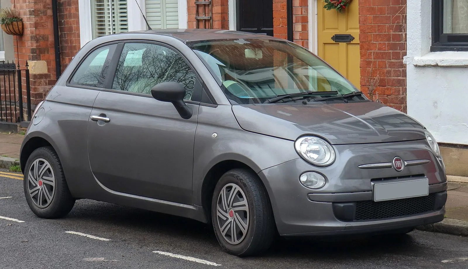 Fiat 500 (312) u sivoj boji, pogled sprijeda sa strane
