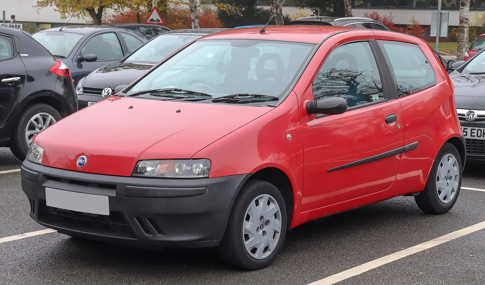 Fiat Punto II (188) u crvenoj boji, pogled sprijeda sa strane