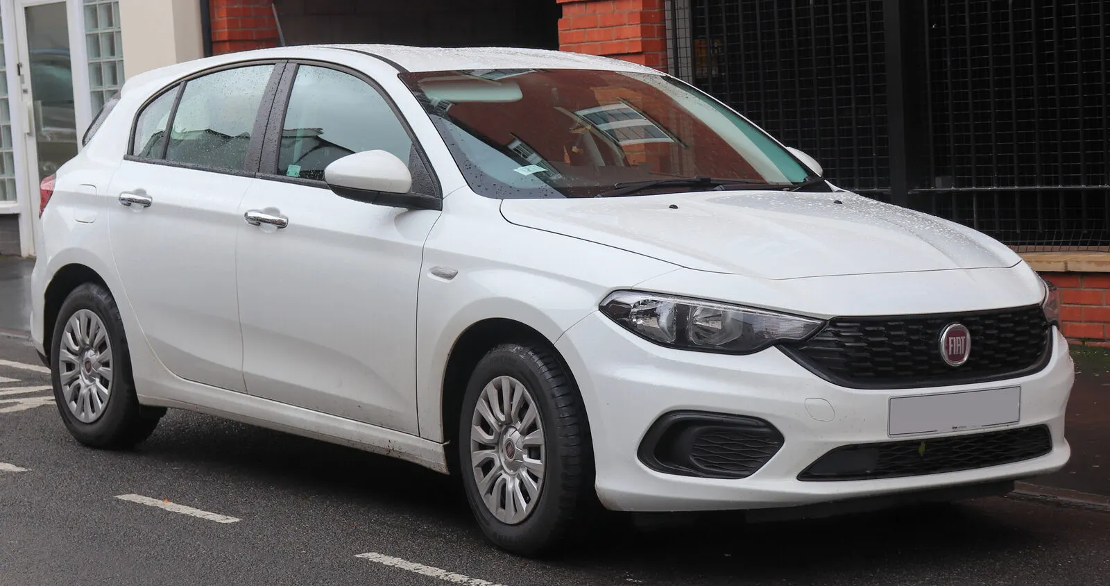 Fiat Tipo hatchback (2018.) u bijeloj boji, pogled sprijeda sa strane