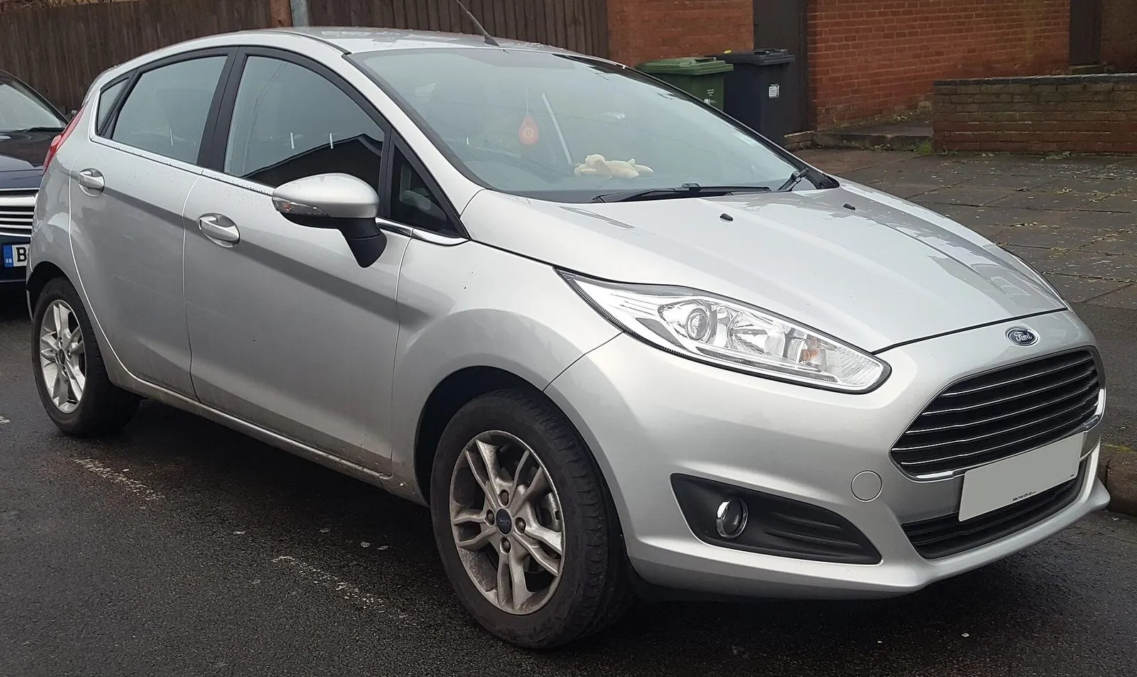 Ford Fiesta Mk7 (facelift) u srebrnoj boji, pogled sprijeda sa strane