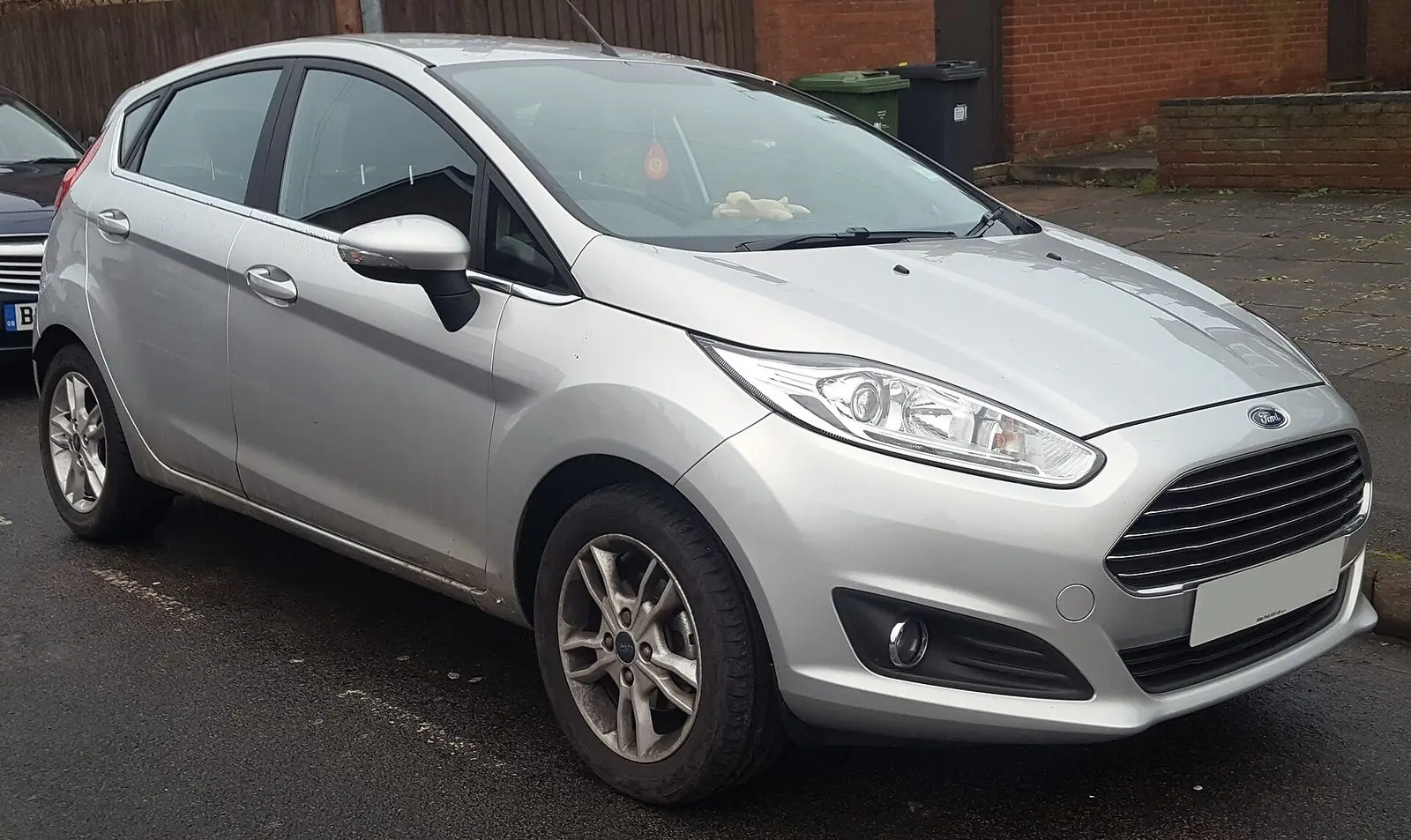 Ford Fiesta Mk7 (facelift) u srebrnoj boji, pogled sprijeda sa strane