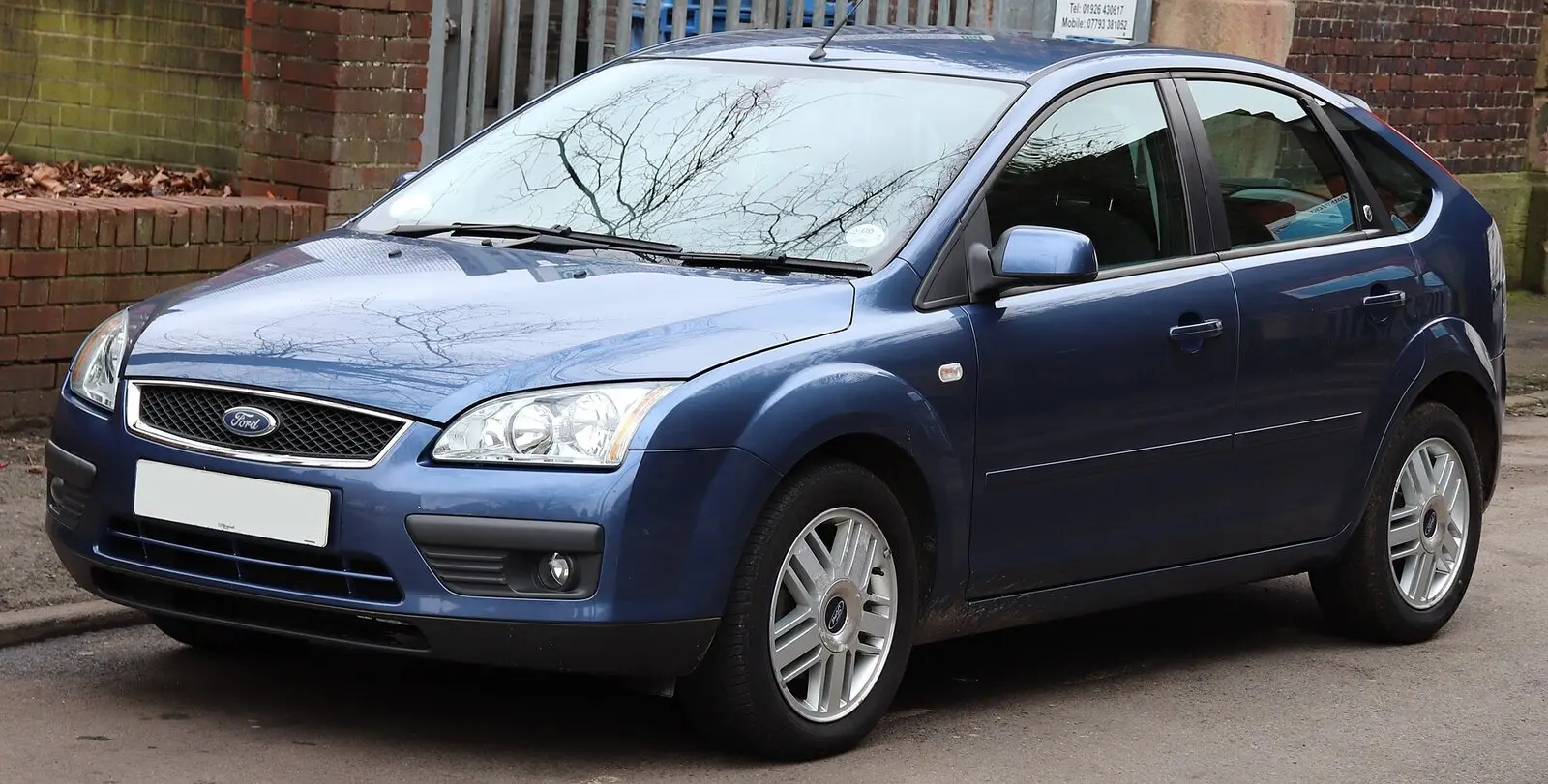 Ford Focus 2 (Mk2) Ghia s 5 vrata u plavoj boji, pogled sprijeda sa strane