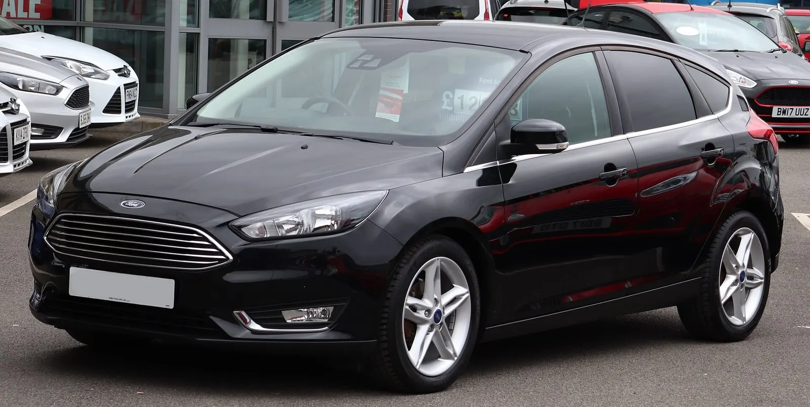 Ford Focus 3 (Mk3, facelift) u crnoj boji, pogled sprijeda sa strane