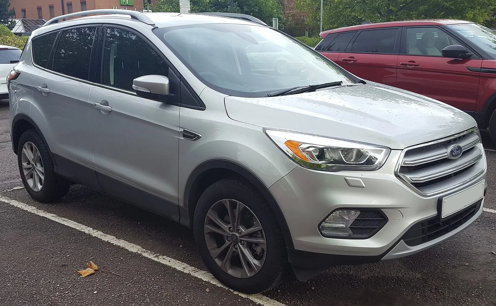 Ford Kuga II nakon faceliftinga (2017.) u srebrnoj boji, pogled sprijeda sa strane
