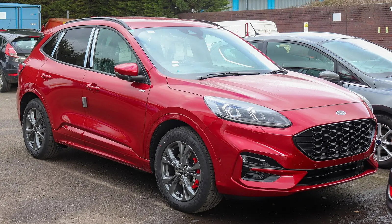 Ford Kuga treće generacije ST-Line Plug-In Hybrid (2020.) u crvenoj boji, pogled sprijeda sa strane