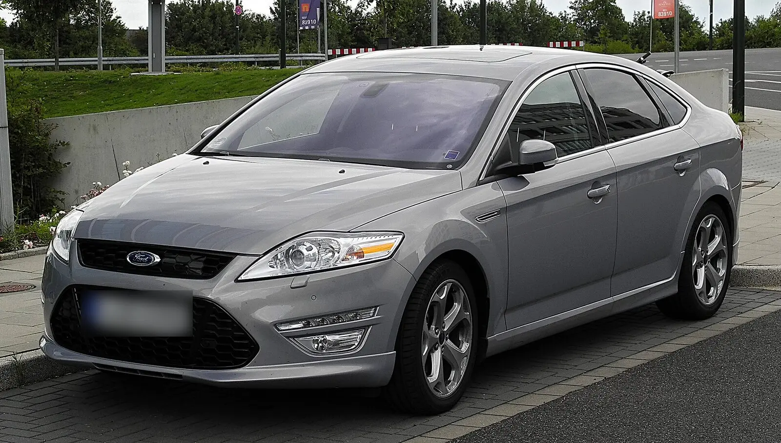 Ford Mondeo 4 (Mk4, facelift) Titanium S u sivoj boji, pogled sprijeda sa strane