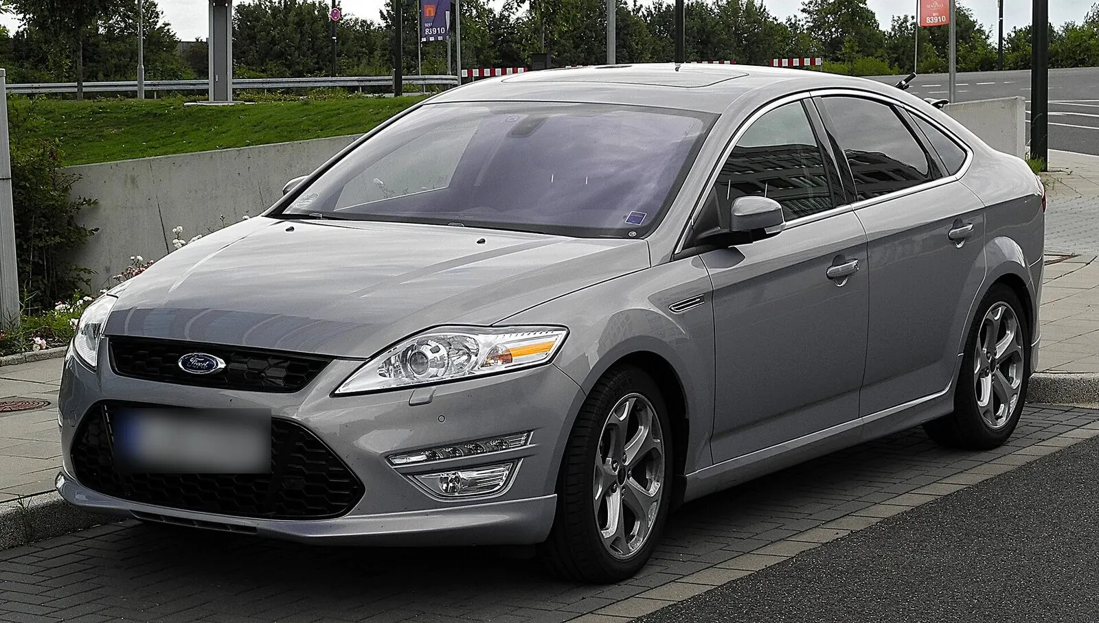 Ford Mondeo 4 (Mk4, facelift) Titanium S u sivoj boji, pogled sprijeda sa strane