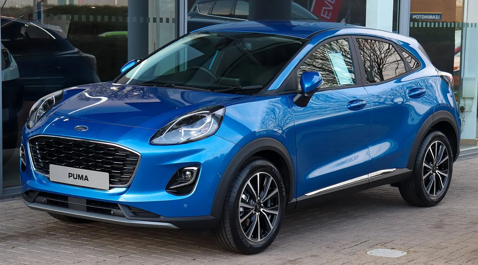 Ford Puma Titanium 1.0 EcoBoost Hybrid (2020.) u plavoj boji, pogled sprijeda sa strane
