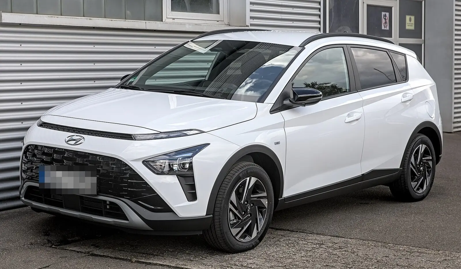 Hyundai Bayon u bijeloj boji s crnim krovom, pogled sprijeda sa strane