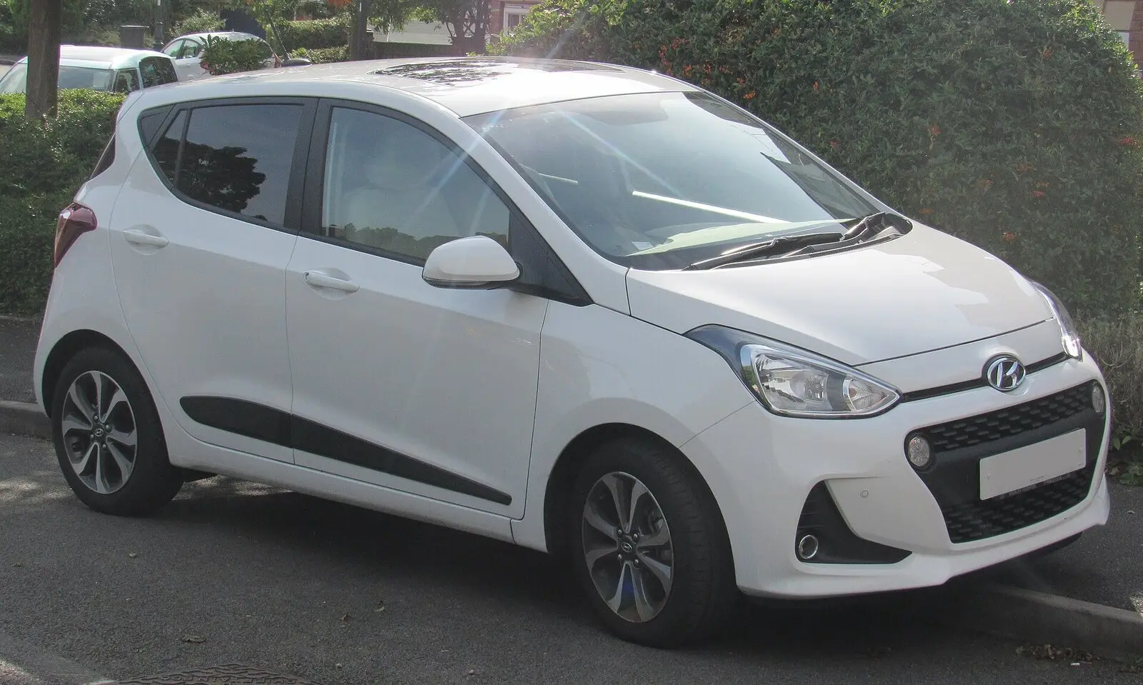 Hyundai i10 druge generacije (2017.) u bijeloj boji, pogled sprijeda sa strane