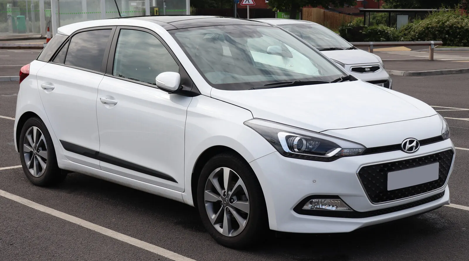 Hyundai i20 druge generacije (GB, 2015.) u bijeloj boji, pogled sprijeda sa strane